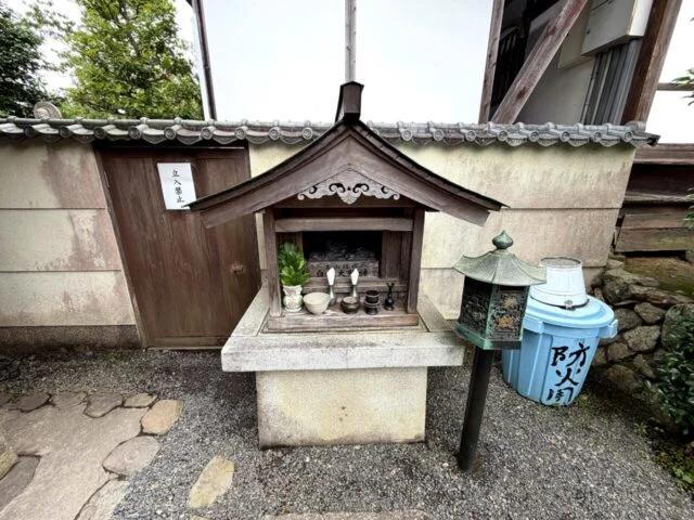 境内の小さな社と手水まわり