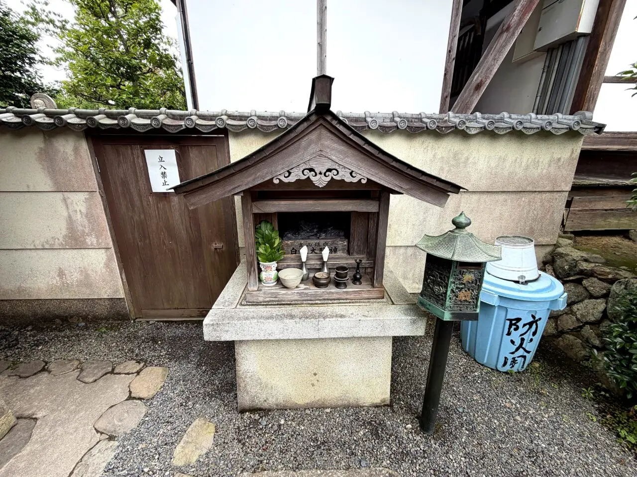 境内の小さな社と手水まわり