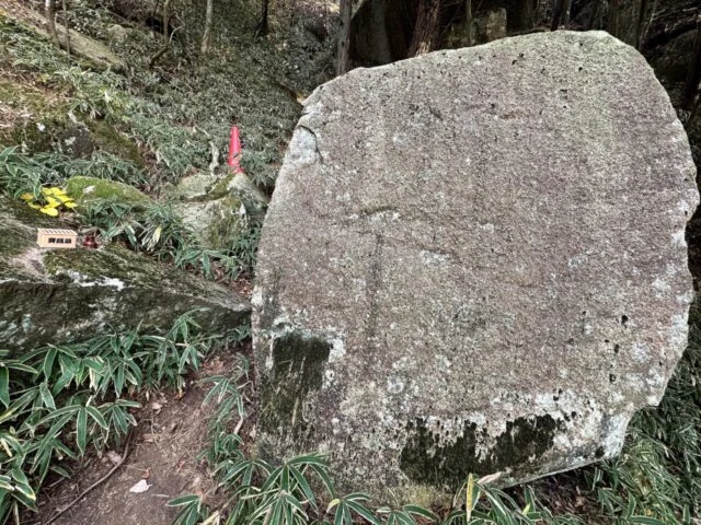 六甲比命大善神社の八咫の鏡岩と賽銭箱周辺