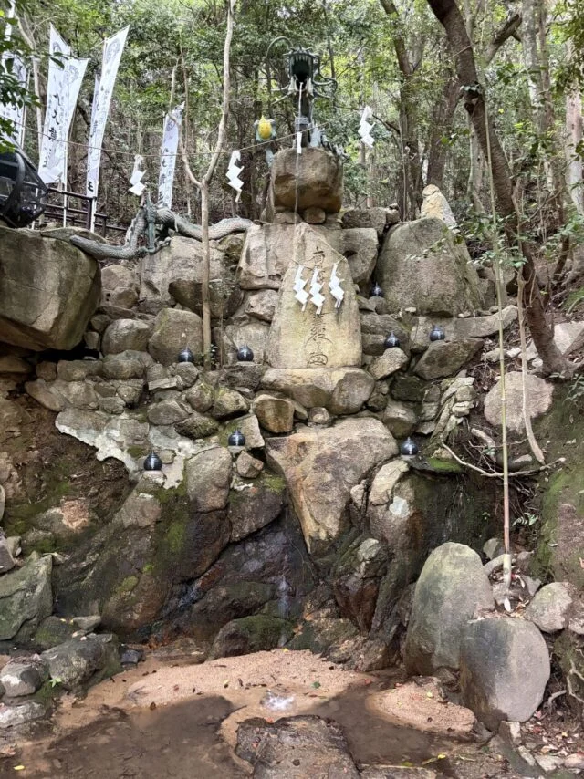 八畳岩方面の石と祠
