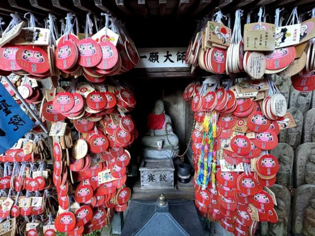 宮島 大聖院 大聖院の願掛け・奉納札の通路