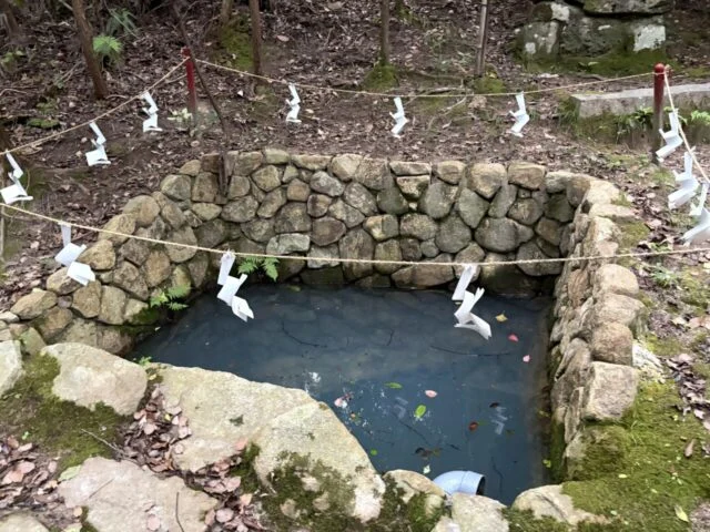 石で囲まれた水辺の参拝場所
