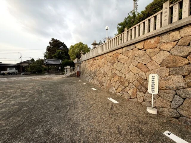 石屋神社横の駐車区画と石垣