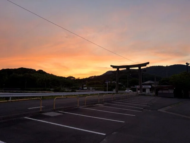 夕方の最上稲荷周辺駐車場と鳥居