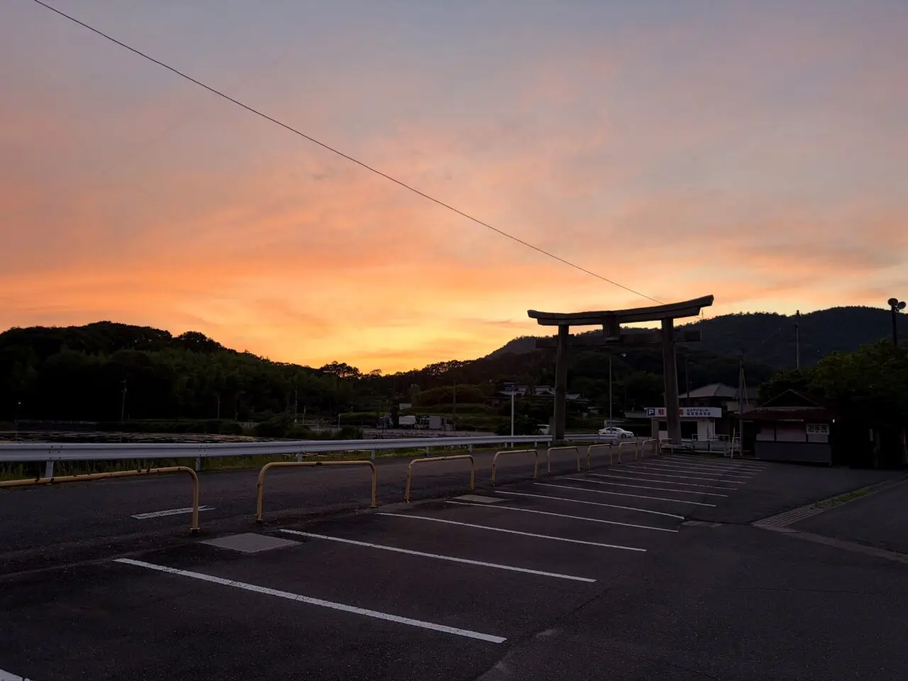 夕方の最上稲荷周辺駐車場と鳥居