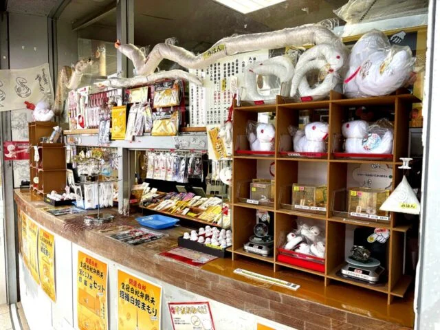 白蛇に関する授与品が並ぶ室内カウンター