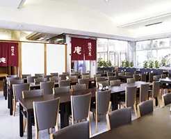 揖保乃糸資料館 そうめんの里の公式レストラン庵画像。館内レストランの客席を示す。