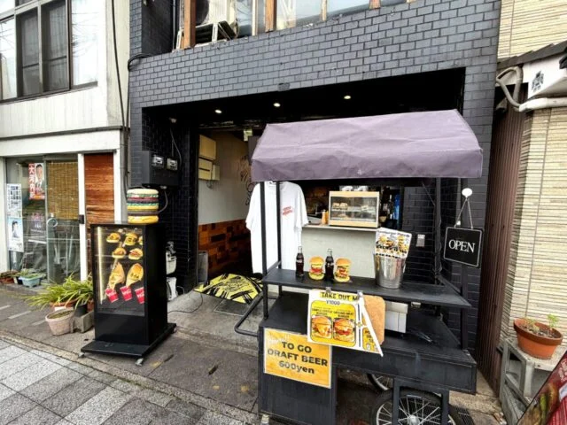 upit's Burger 嵐山店の外観とテイクアウト窓口