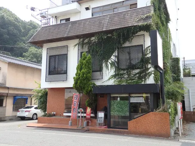 相生商工会議所あいナビに掲載された相生飯店の外観写真。店舗入口と建物を示す。