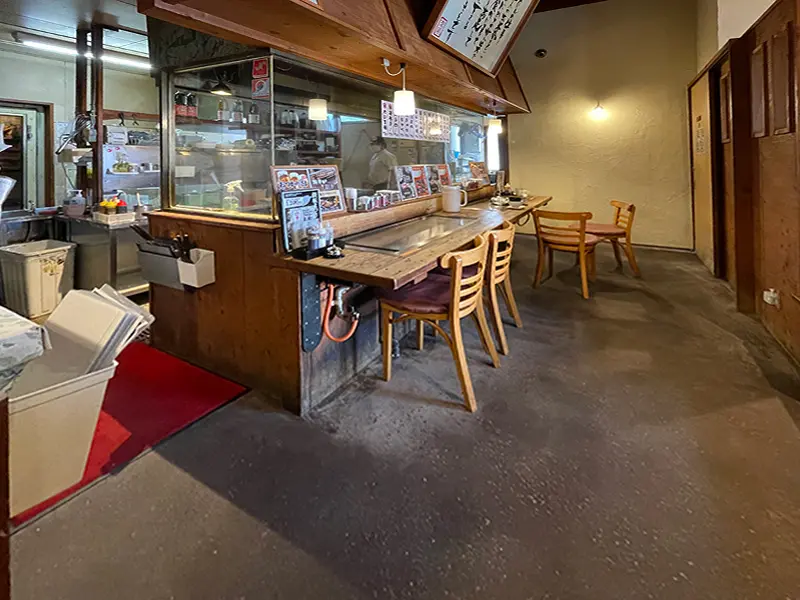 喃風相生店公式ページに掲載された店内写真。カウンター席と客席の様子を示す。