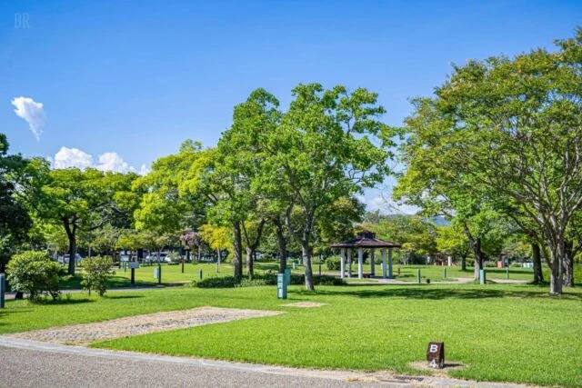 赤穂海浜公園オートキャンプ場公式サイト掲載画像。芝生と東屋の景観。