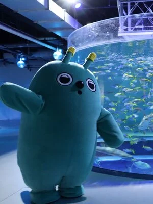 アトア公式掲載画像。アトア公式マスコットキャラクターのスピが館内水槽前にいるイメージ。