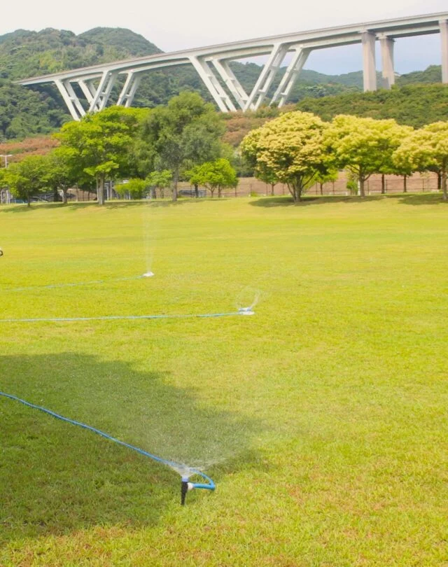 国営明石海峡公園公式掲載のスプラッシュパーティ会場写真。芝生広場のスプリンクラーを示す