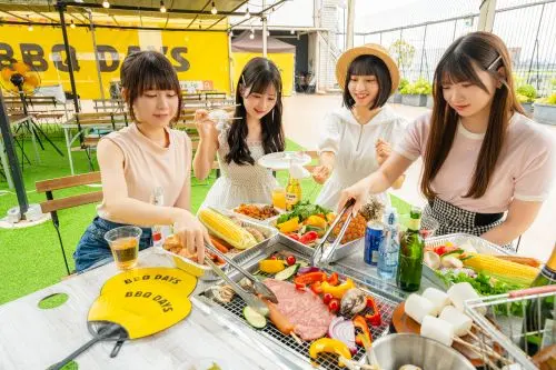 神戸煉瓦倉庫公式掲載画像。BBQ DAYSで食材を囲んで楽しむ利用風景。