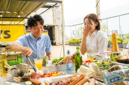 神戸煉瓦倉庫公式掲載画像。BBQ DAYSの屋外席で焼き上がりを楽しむ利用風景。