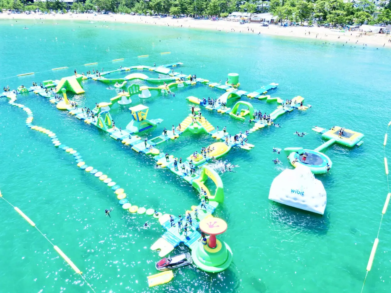 フロリックシーアドベンチャーパーク淡路島の公式海上アスレチック写真。2026年夏の海上施設を案内する。