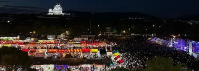姫路夏祭りの会場に並ぶ屋台と姫路城を望む公式掲載画像