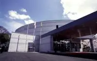 姫路市平和資料館の公式外観写真。手柄山平和公園内の施設を示す。