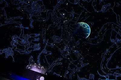 姫路科学館公式プラネタリウムページ掲載の星空と地球の投影イメージ。