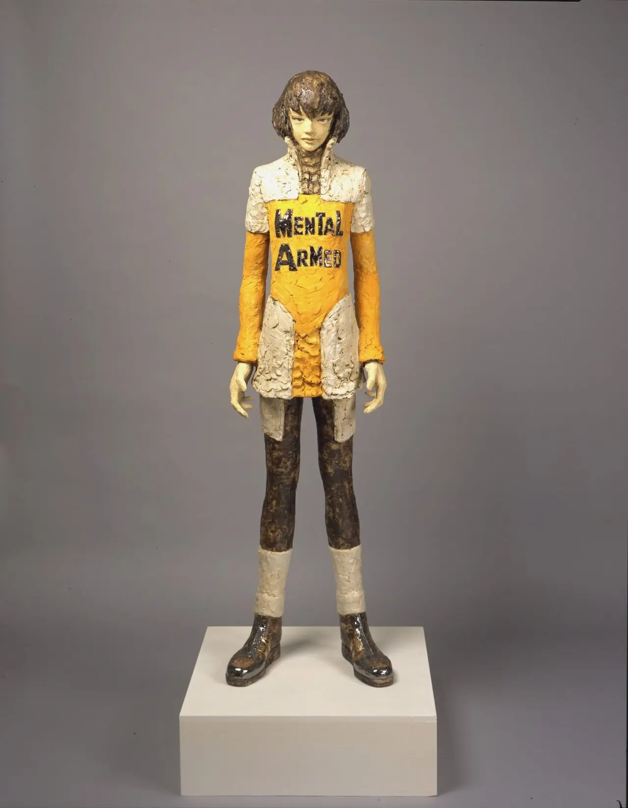 兵庫陶芸美術館公式掲載の北川宏人《TU1625-MENTAL ARMED》。黄色い服を着た人物像の陶芸作品。