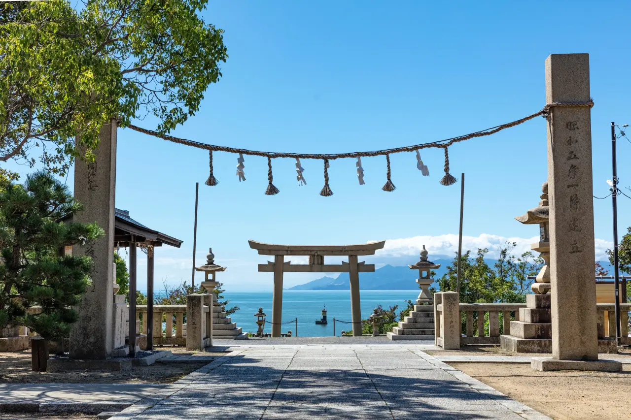 伊和都比売神社の鳥居と瀬戸内海を望む境内の景観