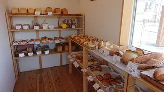 BAKERY CONERU公式Line Up掲載画像。店内のパン陳列を確認するための引用画像。