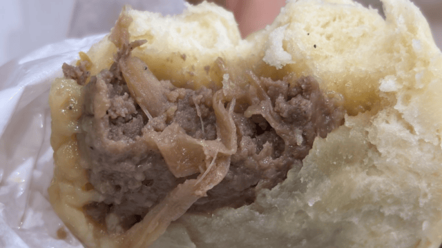 神戸牛肉まんの断面と具材
