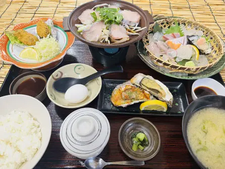 くいどうらく公式サイト掲載の海鮮料理写真。牡蠣料理と瀬戸内海の海鮮を味わう店の料理イメージ。