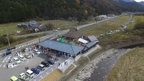国土交通省近畿地方整備局掲載の道の駅銀の馬車道・神河施設外観写真。