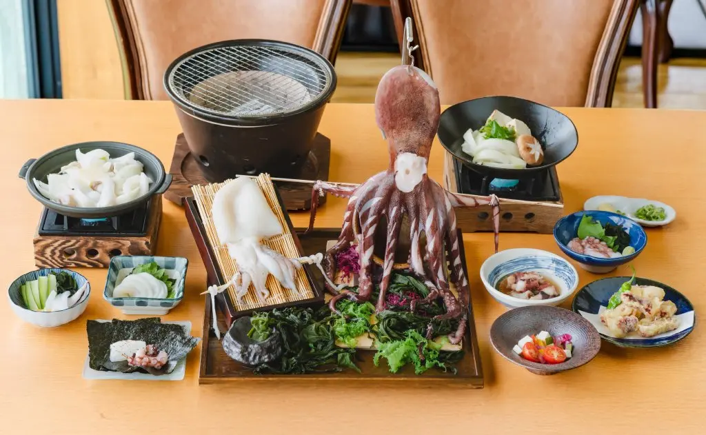 絶景レストラン うずの丘公式サイト掲載の島のたこといかの料理写真。