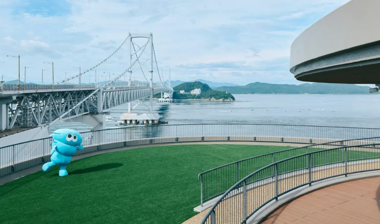 道の駅うずしお公式サイトのメイン写真。鳴門海峡と大鳴門橋を望む展望スペースを示す。