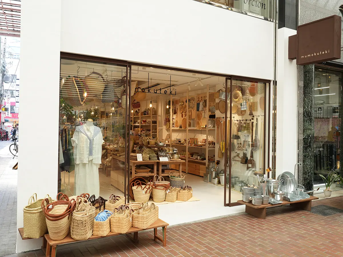 mumokuteki goods＆wears 神戸元町店の公式掲載写真。元町通2丁目の店舗外観と店頭の商品を示す。