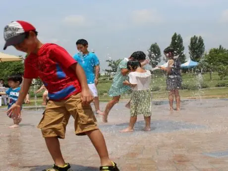 小野市ひまわりの丘公園の遊べる噴水で遊ぶ子どもたち
