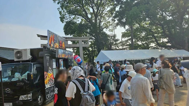 神戸市公式イベントサイト掲載の押部谷明石川まつり会場イメージ。住吉神社周辺の来場者とテントの様子。