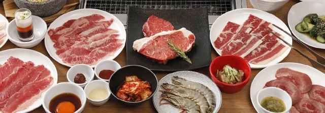 プレミアムカルビ公式掲載画像。焼肉、海鮮、サイドメニューが並ぶ食べ放題のイメージ。