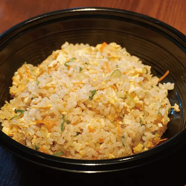 中華料理とんこう公式サイト掲載のチャーハン写真。テイクアウト飯類の料理イメージ。