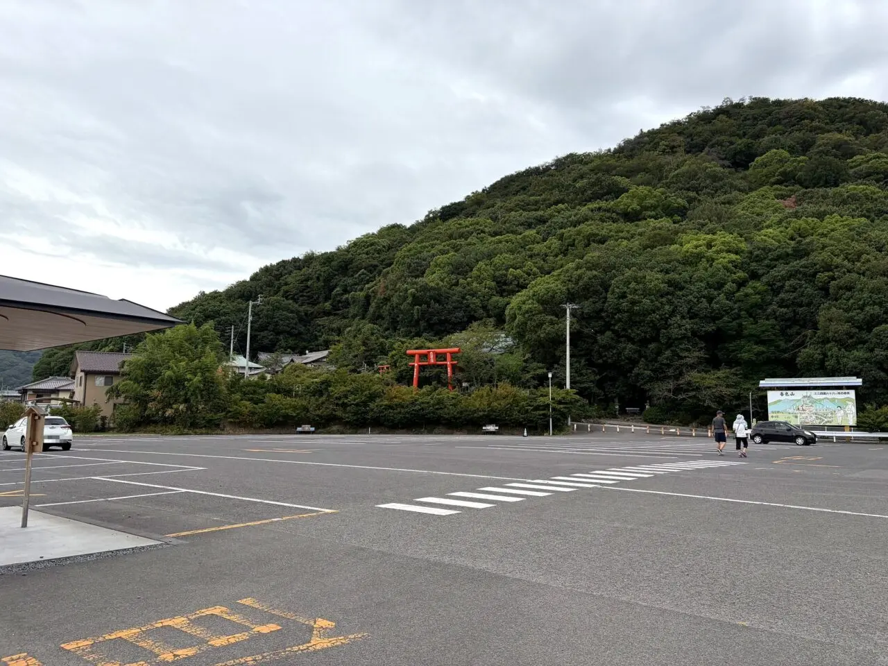 善通寺参拝者駐車場と背後の山並み