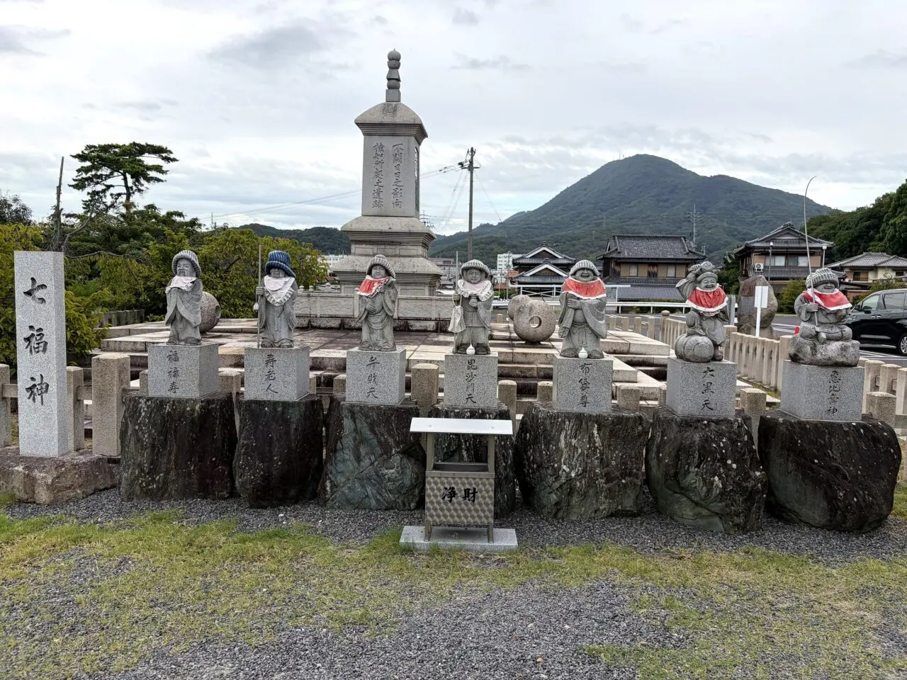 善通寺境内に並ぶ七福神の石像