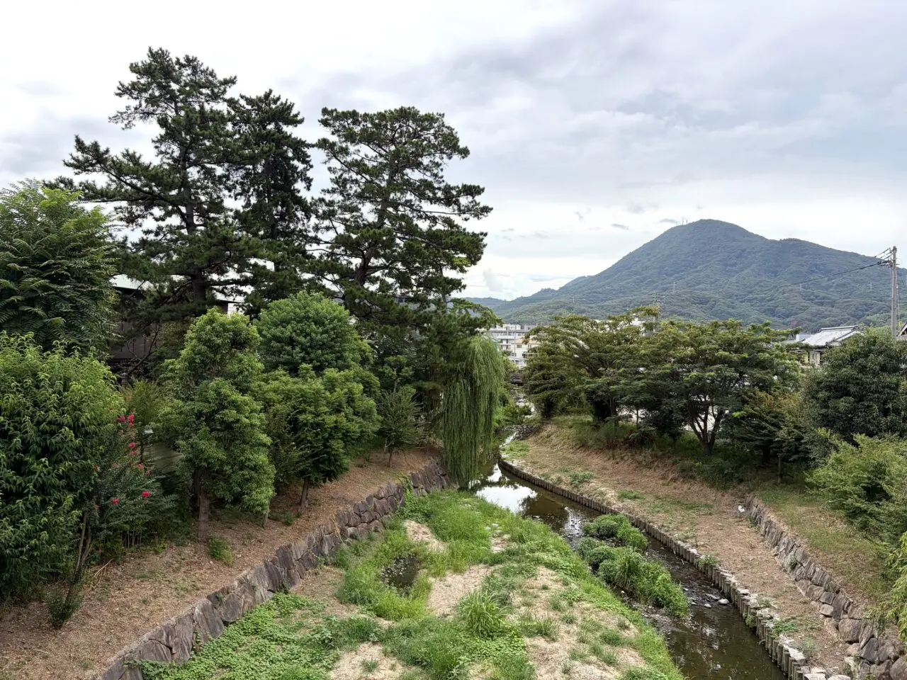 善通寺境内から望む山と町の景観
