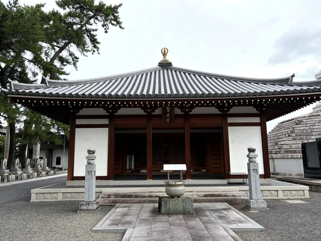 善通寺境内の堂宇を正面から見た様子