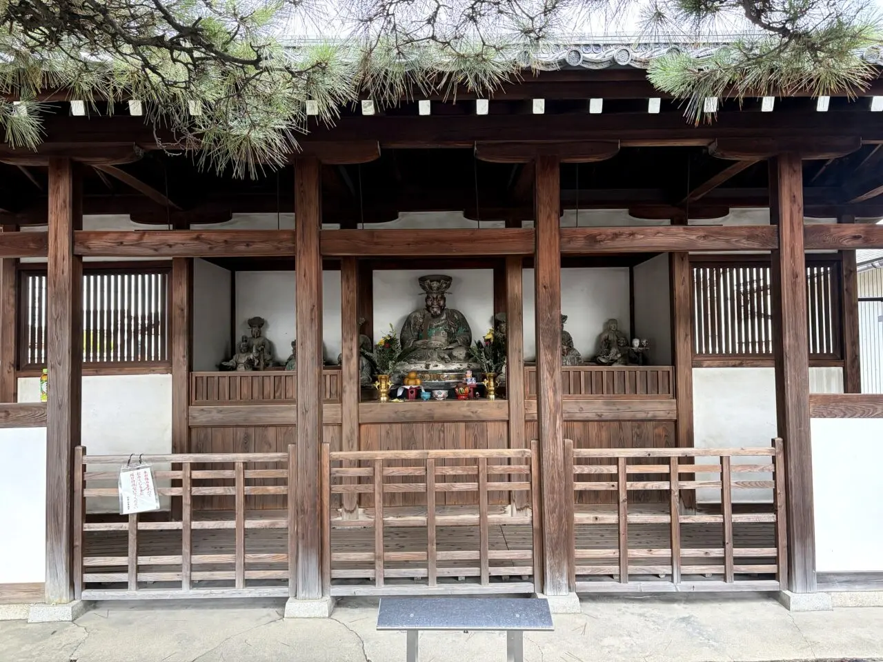 善通寺境内の像が並ぶ堂宇