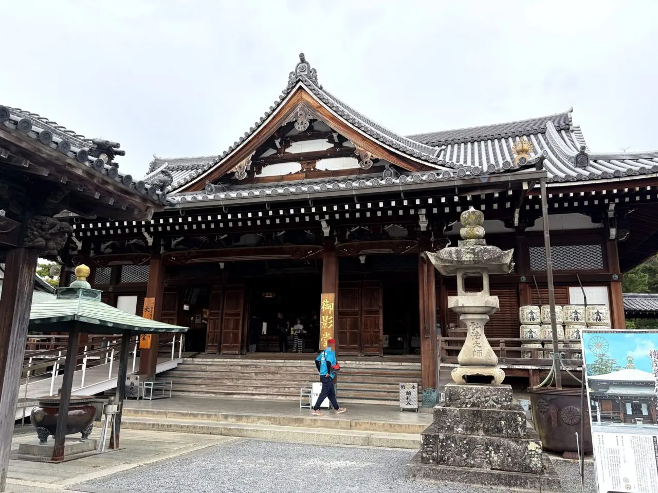 善通寺境内の大きな堂宇と参拝者