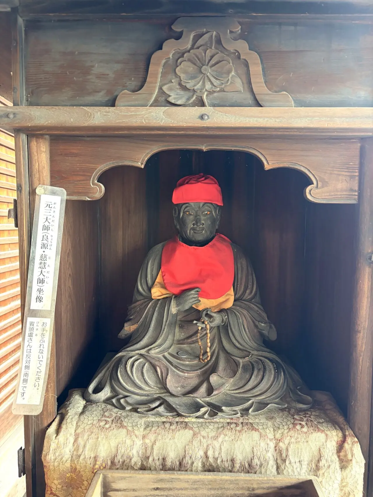 善通寺境内の厨子に安置された像