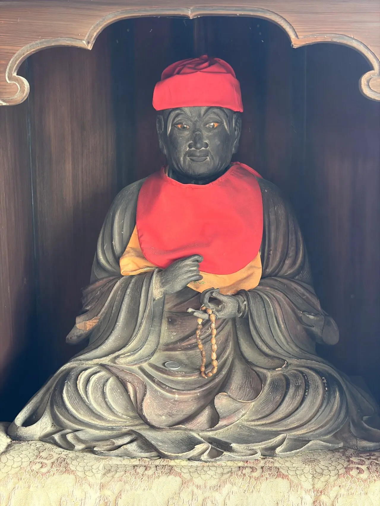 善通寺境内の赤い前掛けをした像