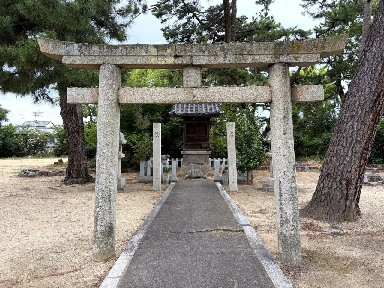 善通寺境内の石鳥居と小社