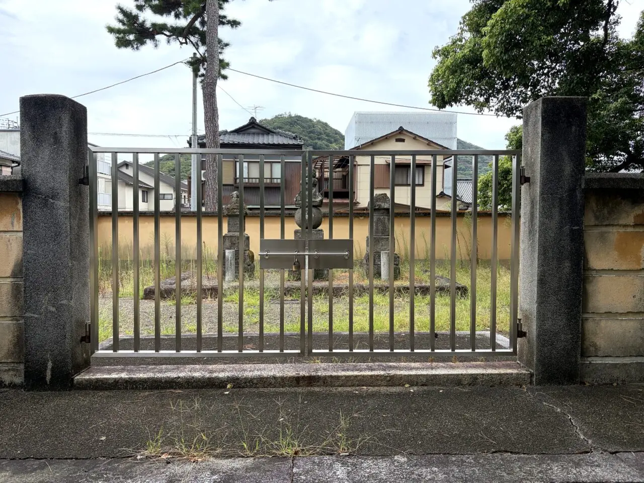 善通寺境内の門越しに見える一角