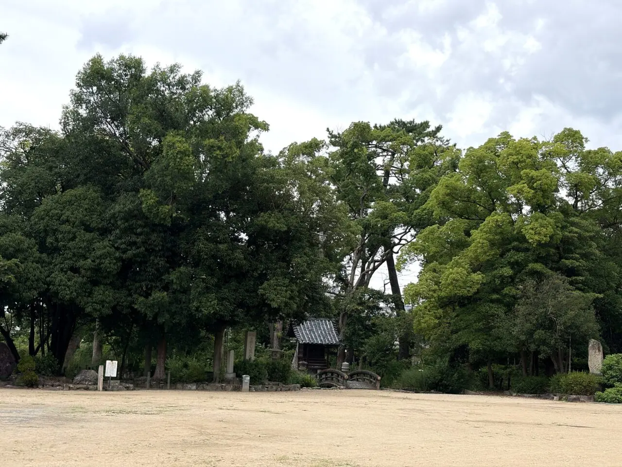 善通寺境内の木々と広場