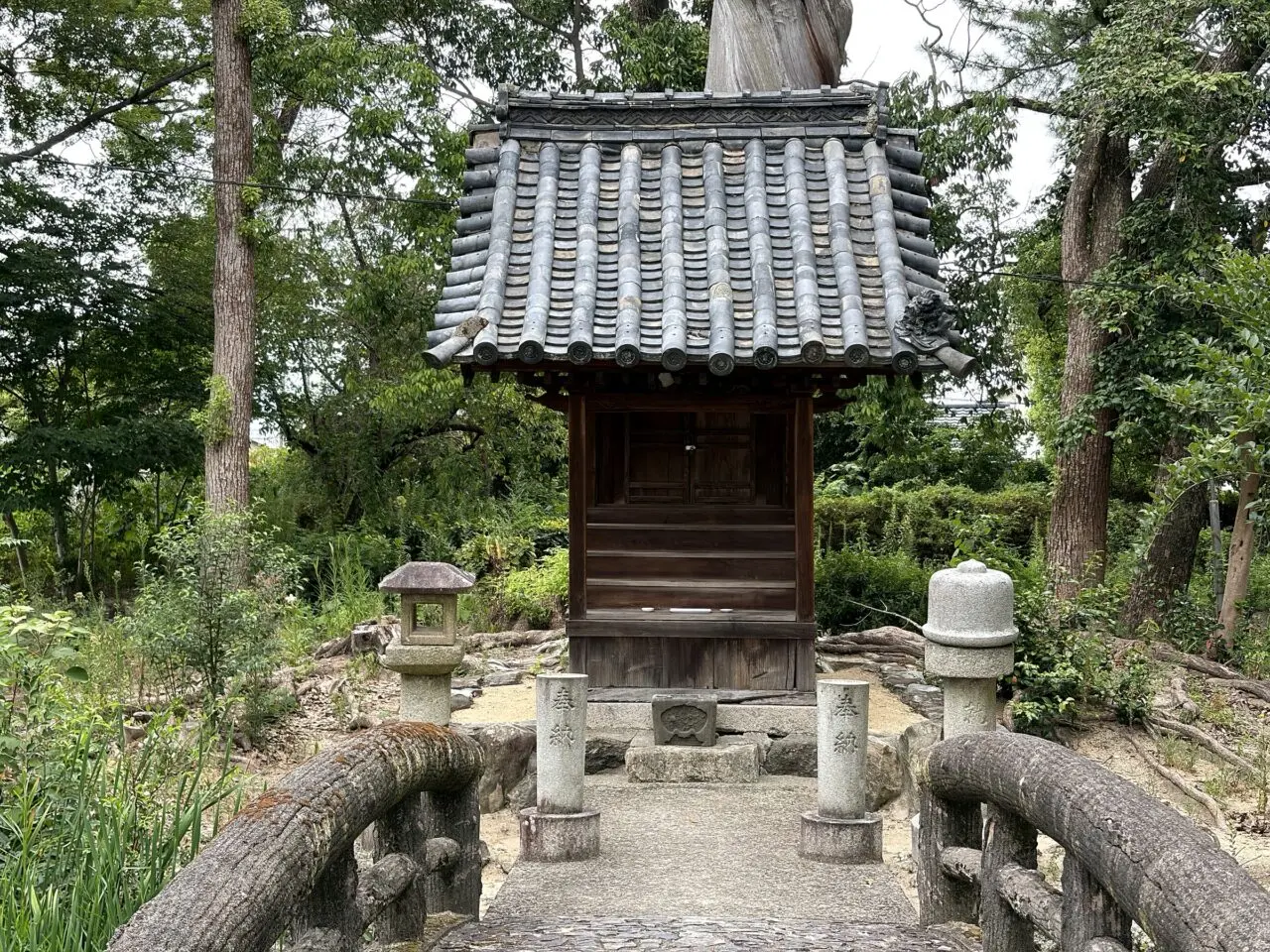 善通寺境内の石橋と小さな堂宇