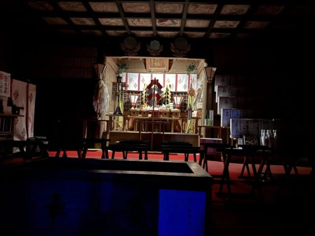 大避神社の拝殿内に見える祭壇と天井の絵