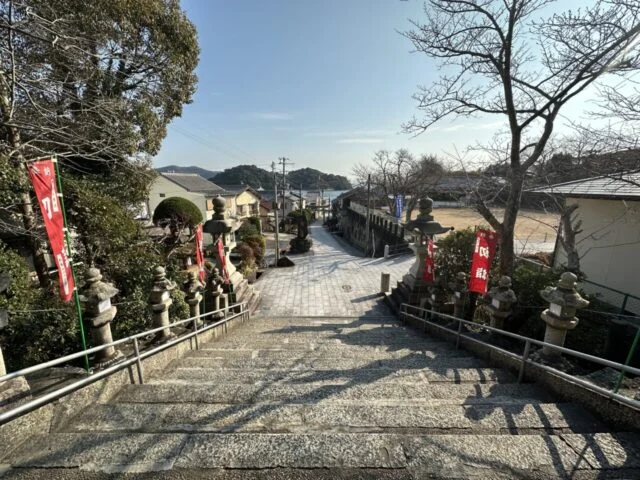 大避神社の境内から坂越港方面へ下る石段と参道